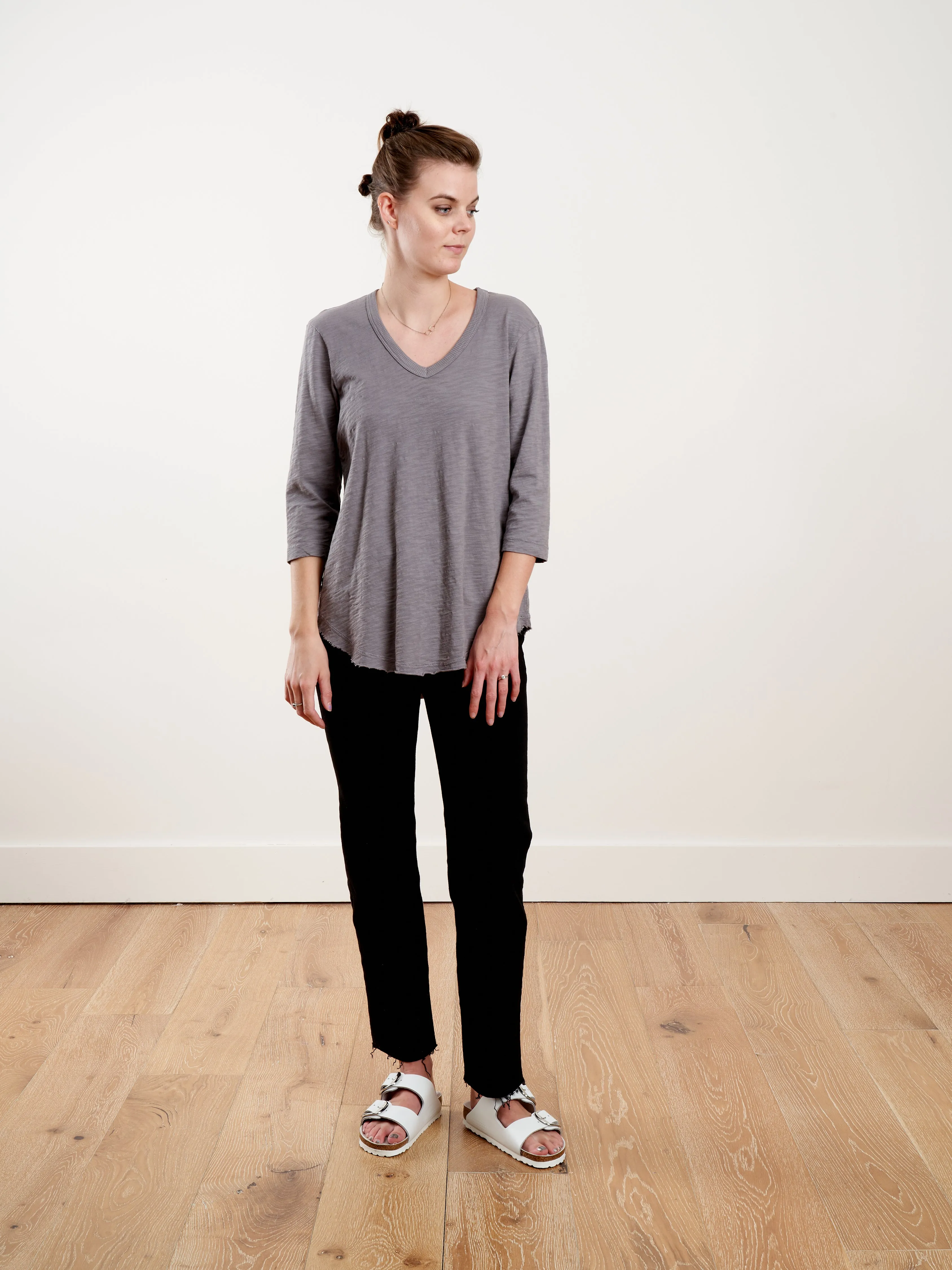 3/4 slv vneck raw hem shirttail - asphalt