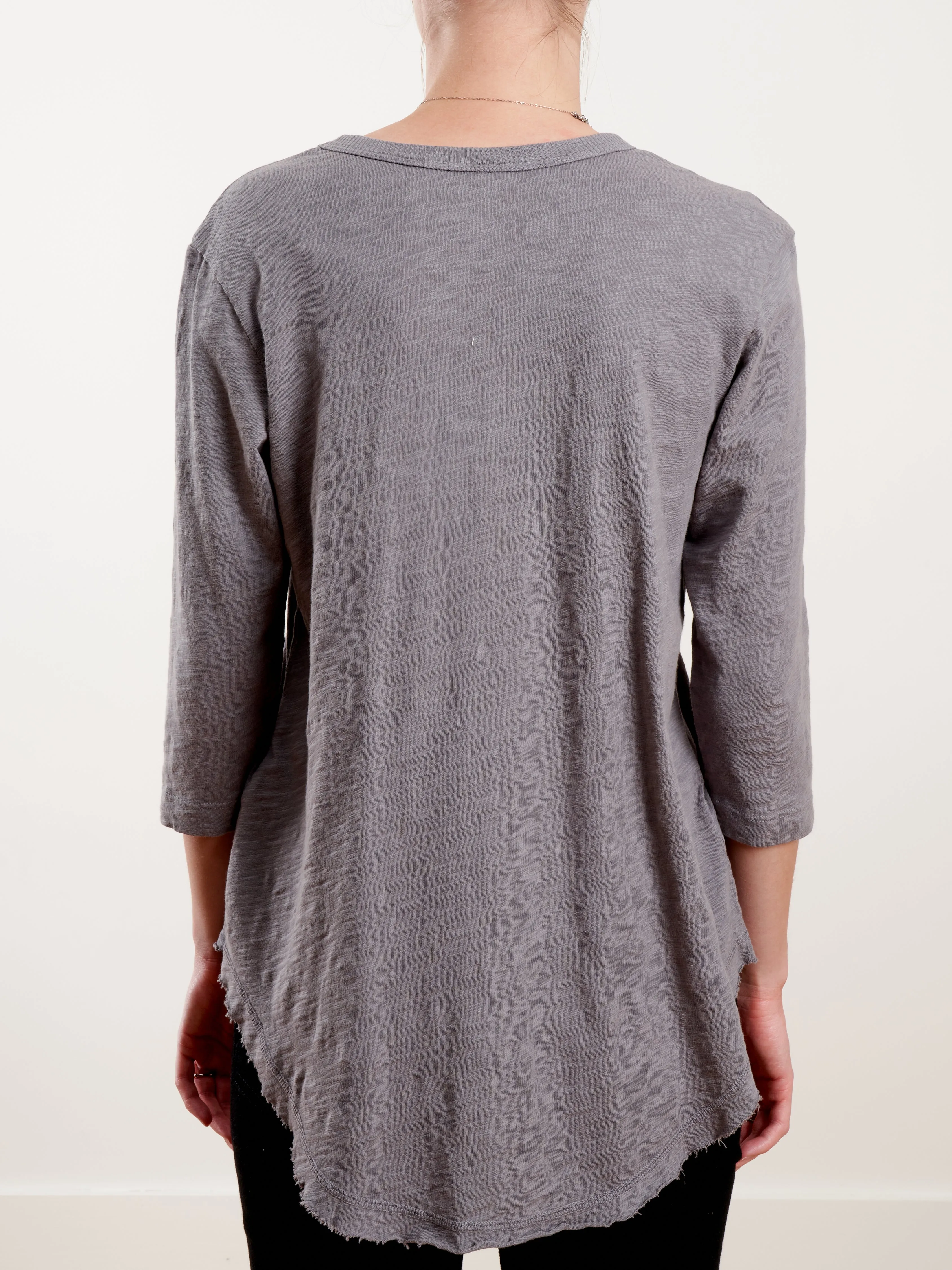 3/4 slv vneck raw hem shirttail - asphalt
