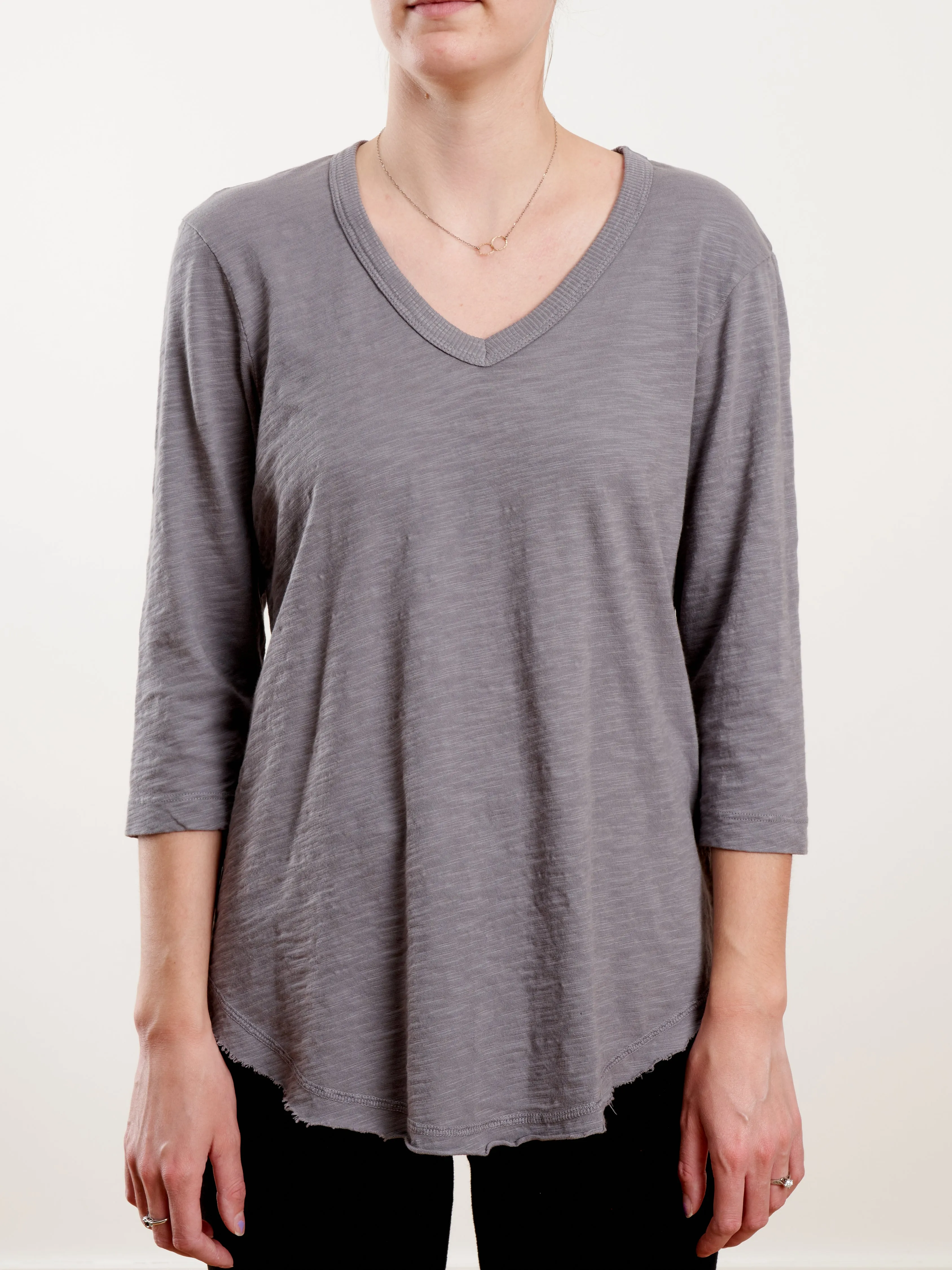 3/4 slv vneck raw hem shirttail - asphalt