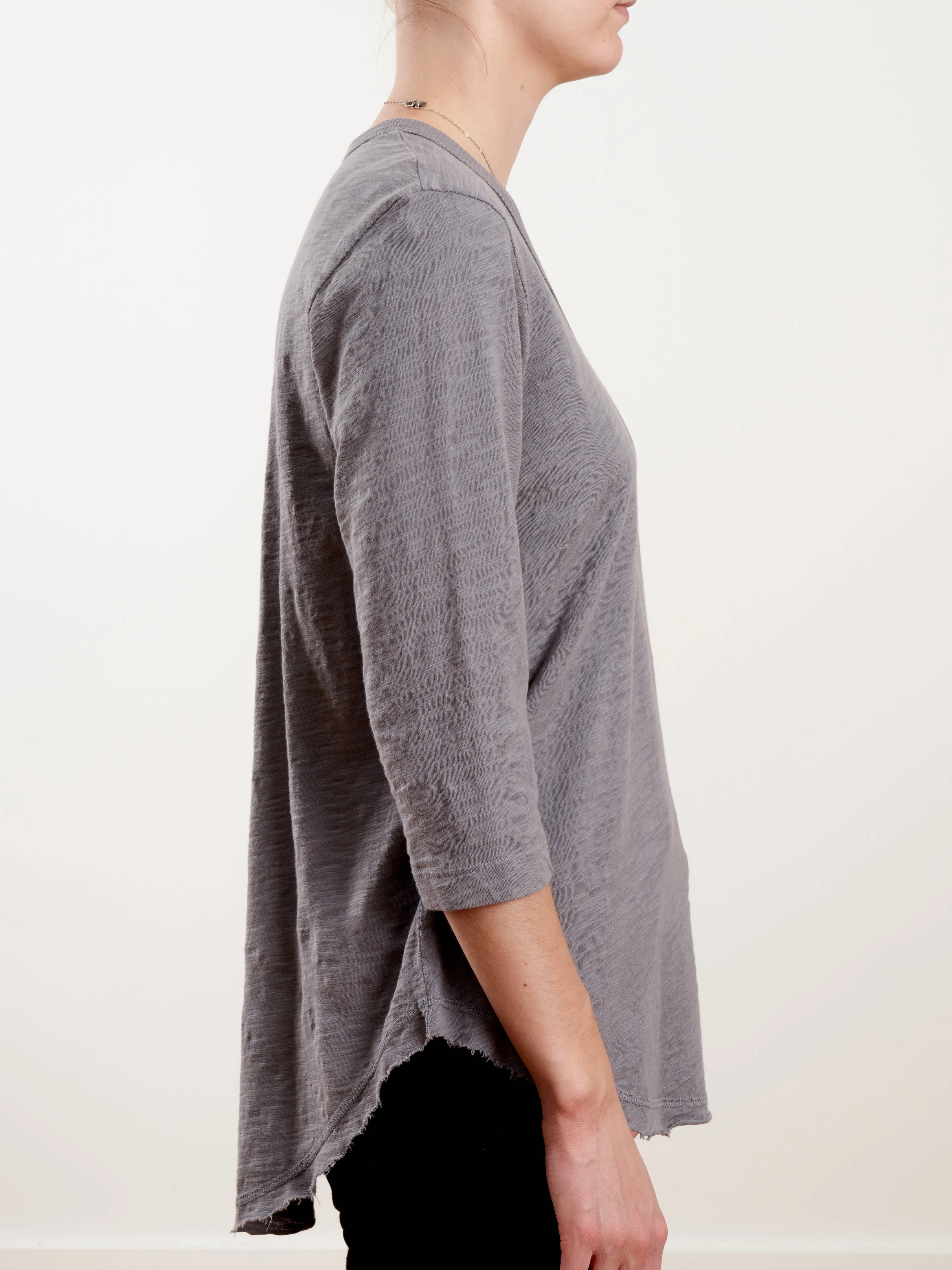 3/4 slv vneck raw hem shirttail - asphalt
