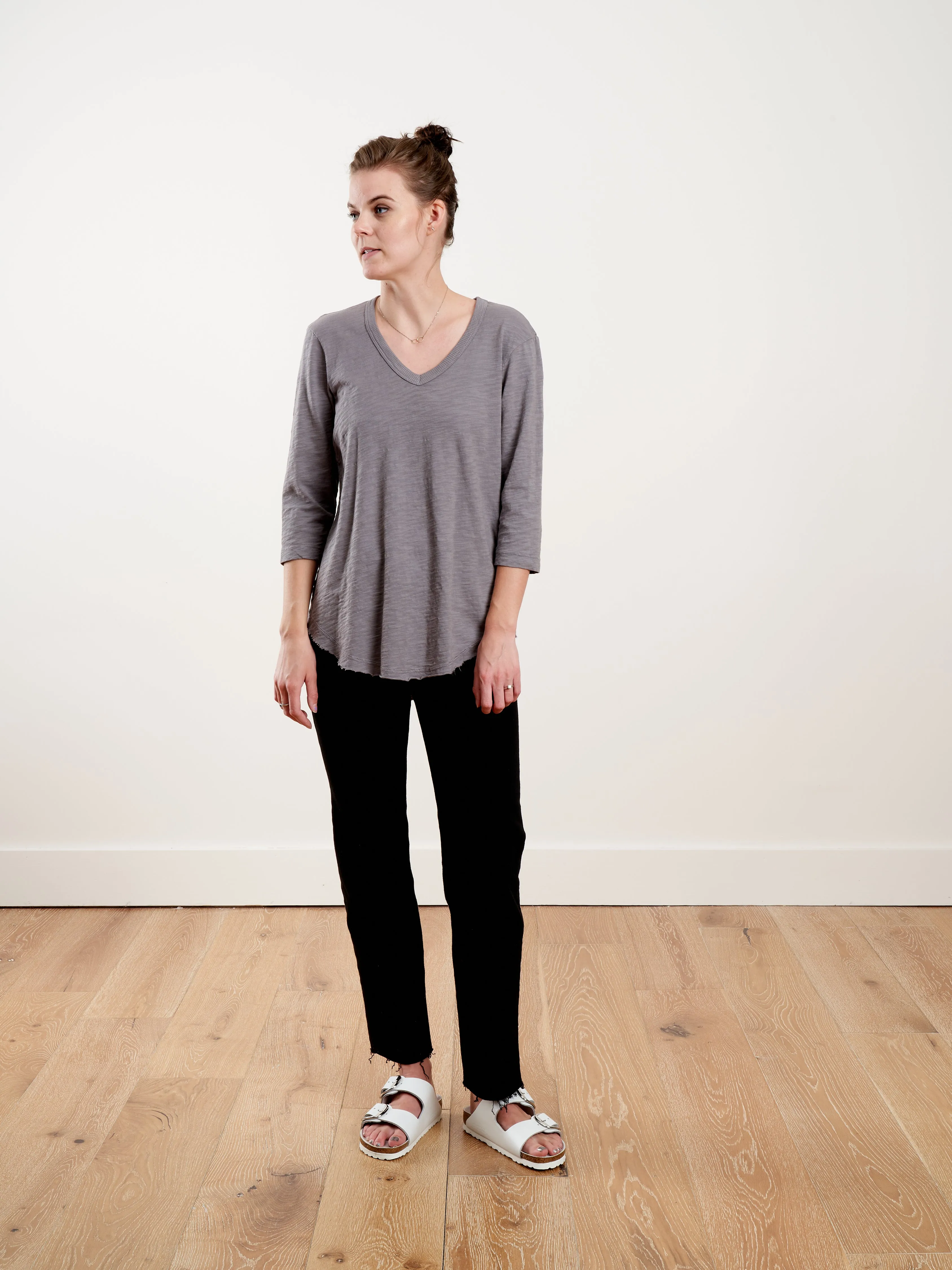 3/4 slv vneck raw hem shirttail - asphalt