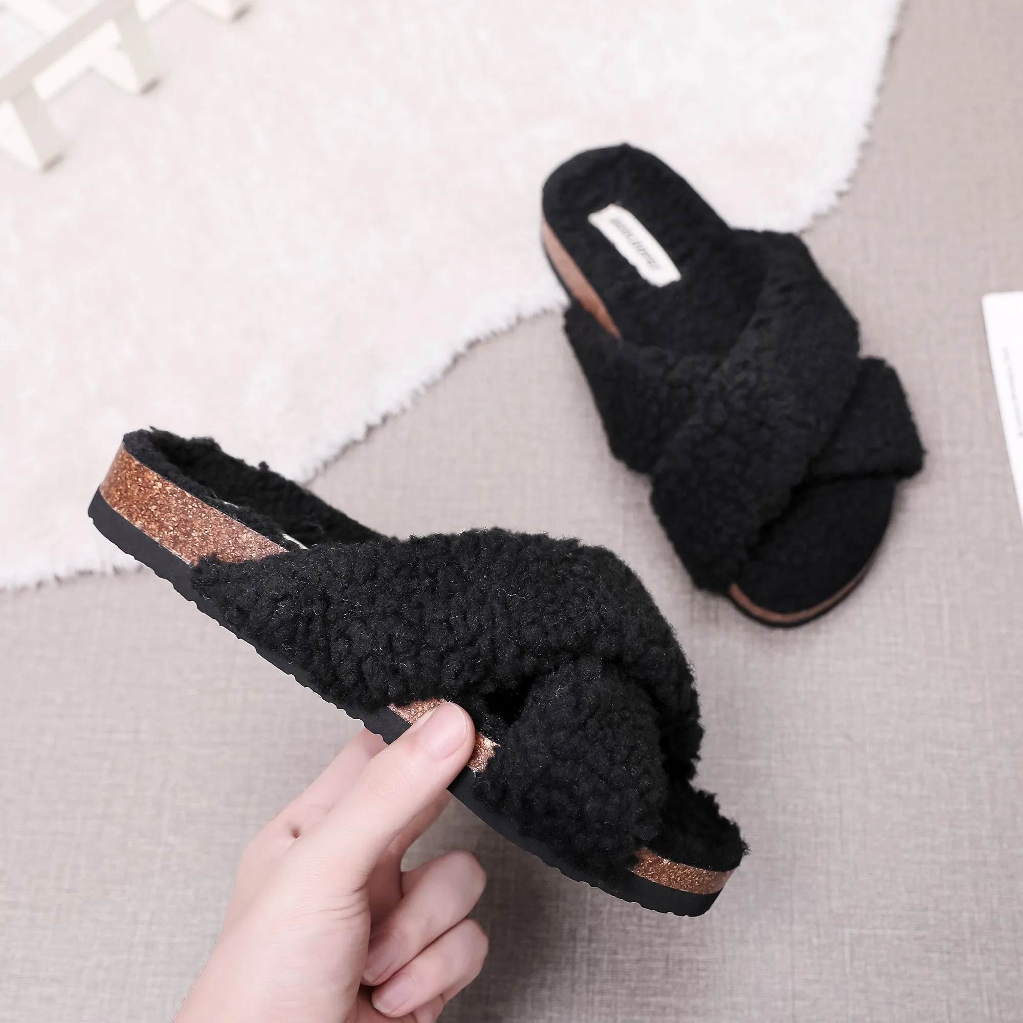 Criss-Cross Fleece Slipper - Black