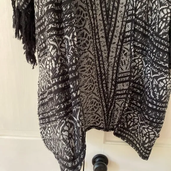 Free People Black Pattern Fringe Kimono Cardigan Size M/L Rare ASO Selena Gomez