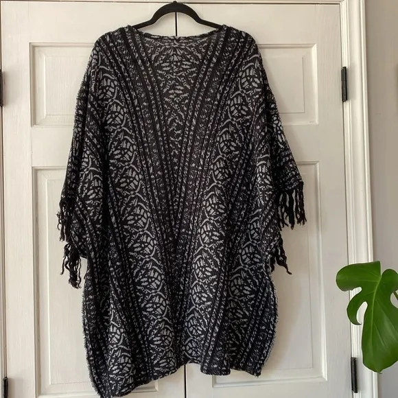Free People Black Pattern Fringe Kimono Cardigan Size M/L Rare ASO Selena Gomez