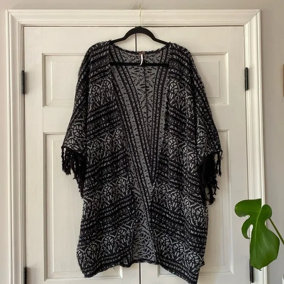 Free People Black Pattern Fringe Kimono Cardigan Size M/L Rare ASO Selena Gomez