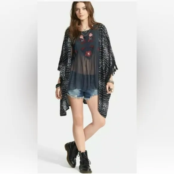 Free People Black Pattern Fringe Kimono Cardigan Size M/L Rare ASO Selena Gomez
