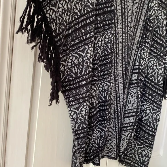 Free People Black Pattern Fringe Kimono Cardigan Size M/L Rare ASO Selena Gomez