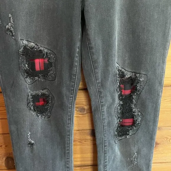 NWT Judy Blue Plaid Distressed Patched Mid Rise Skinny Jeans. Wash black. 13/31