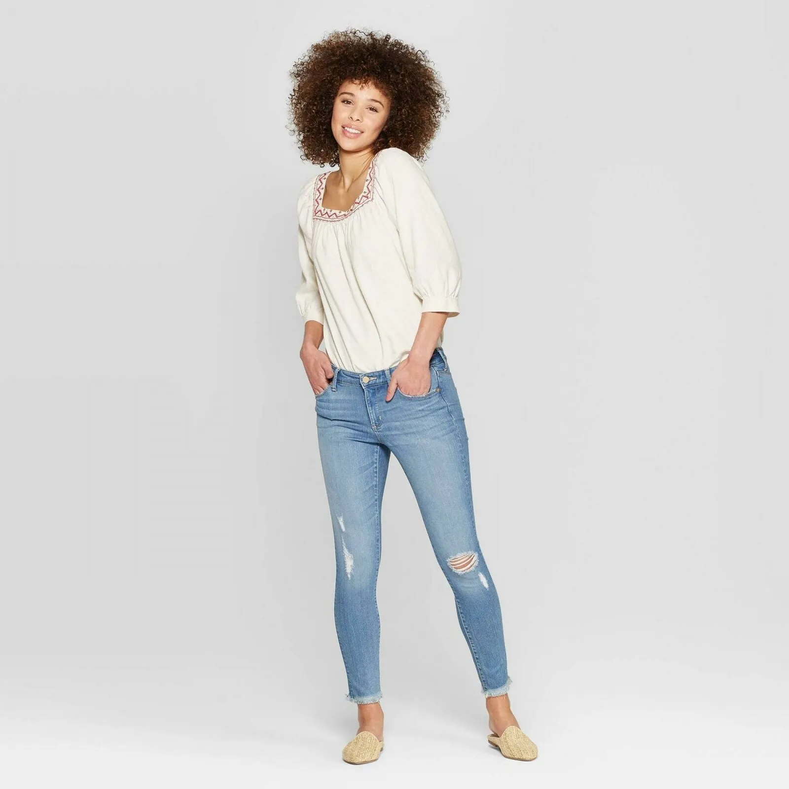 Universal Thread Women's Cropped Mid Rise Distressed Skinny Jeans